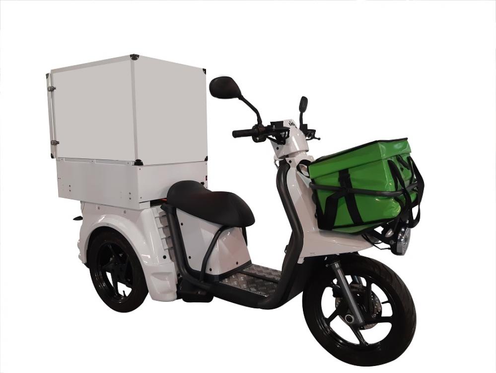 Refrigerated container mounted on a scooter