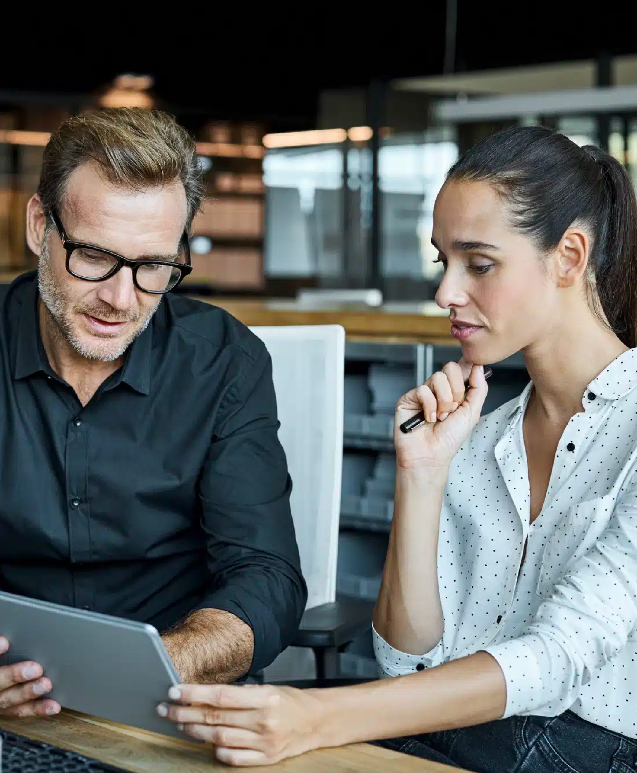 homme et femme échange devant une tablette